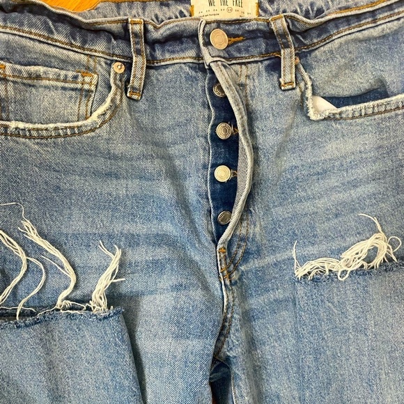 WE THE FREE Light Washed Button Front Frayed Hem Jeans - Picture 8 of 9